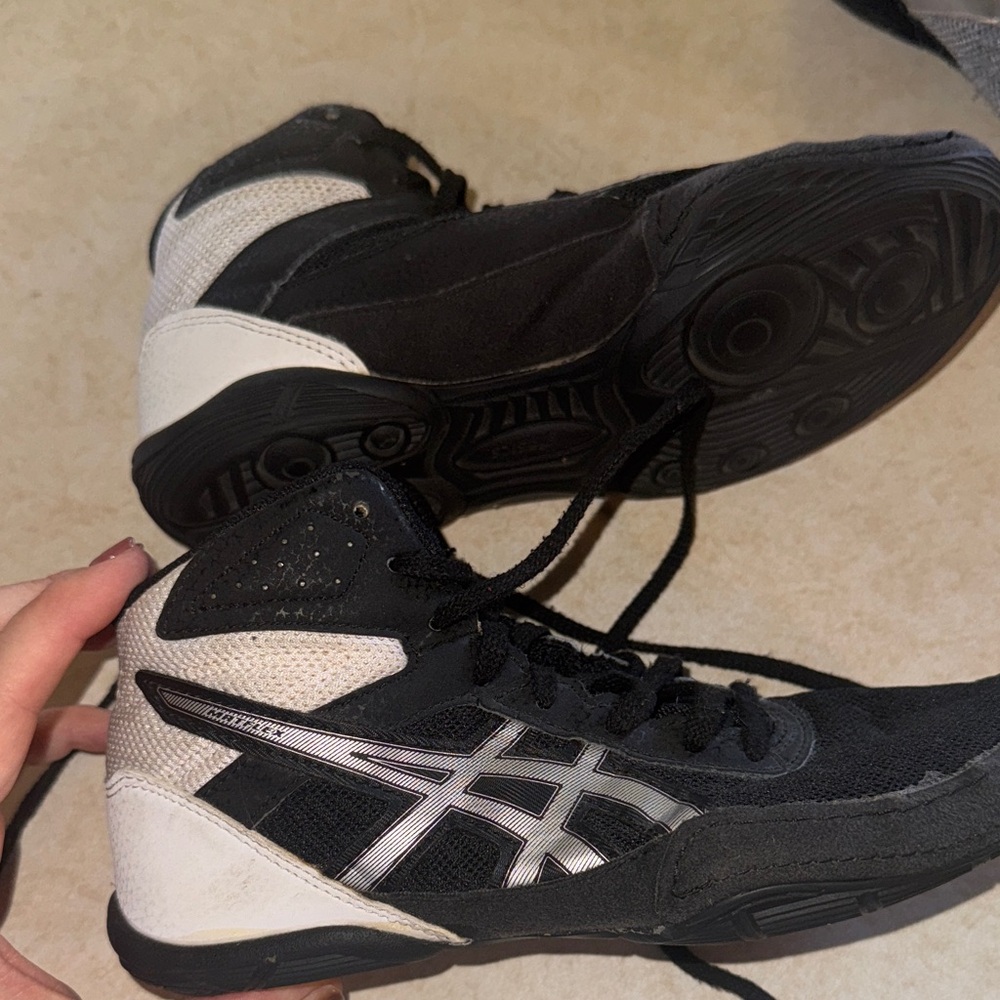 ASICS boys Black and White Wrestling Shoes